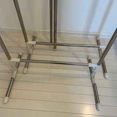 物干し2台と物干し竿(両方伸縮可能)の画像