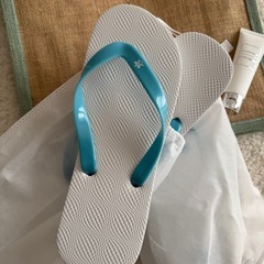 【新品】ハレクラニ沖縄 ビーチサンダル2足+ビーチバック+ボディークリームの画像