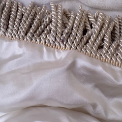 Rady サテンフリンジ付きシルバー掛け布団カバーの画像