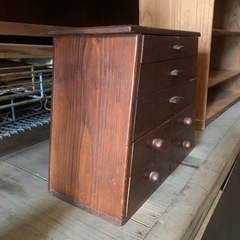 レトロ調　収納棚の画像