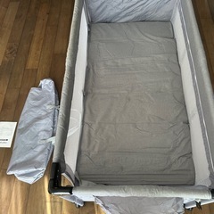 折りたたみ、持ち運び可能ベビーベッドの画像