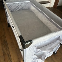 折りたたみ、持ち運び可能ベビーベッドの画像