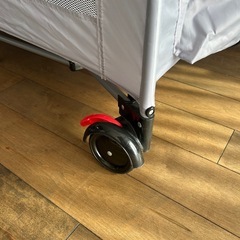 折りたたみ、持ち運び可能ベビーベッドの画像