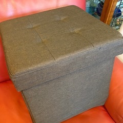 キャスター付き物が入る椅子の画像