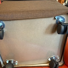 キャスター付き物が入る椅子の画像