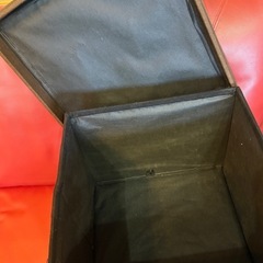 キャスター付き物が入る椅子の画像