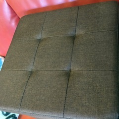 キャスター付き物が入る椅子の画像