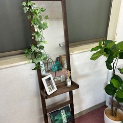 木製スタンドミラーの画像