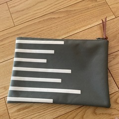 Herschel ストライプ クラッチバッグ グレー　ポーチの画像