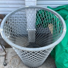 少し重たいゴミ箱の画像