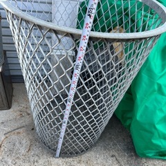 少し重たいゴミ箱の画像