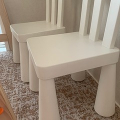 IKEAの子ども用テーブル＆チェア2脚セットの画像