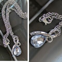 ティアドロップネックレス（新品）ホワイトクリスタルの画像