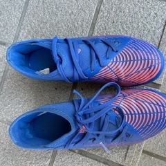 adidasスパイクとadidas PREDATOR フットサルの画像