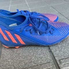 adidasスパイクとadidas PREDATOR フットサルの画像