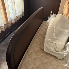 クイーンサイズ　ベッドの画像