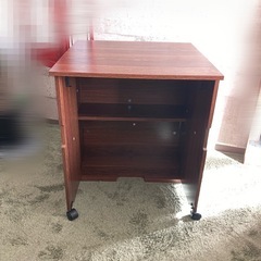 デスクになるワゴンの画像