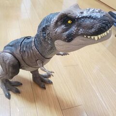 吠えるティラノサウルス　おもちゃの画像