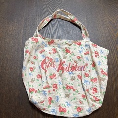 お花と鳥のカバンの画像