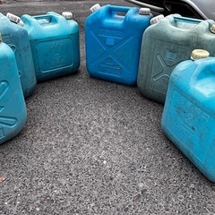 ポリタンク12個処分したいです💦の画像