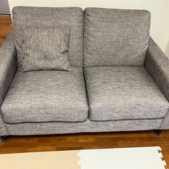 2人掛けソファー、ローテーブルの画像