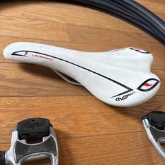 ロードバイク　サドル　ペダル　タイヤ　　　受け渡し者決まりましたの画像