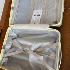 【1度のみ使用】キャリーケース　イチョウイエロー　1〜3泊用　Sサイズ
の画像