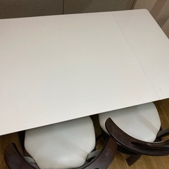 ダイニングテーブルの画像