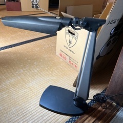 卓上のライトの画像