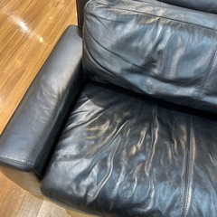 【トレファク神戸南店】2人掛けソファー本革　ブラックです‼︎【取りに来られる方限定】の画像