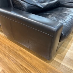 【トレファク神戸南店】2人掛けソファー本革　ブラックです‼︎【取りに来られる方限定】の画像