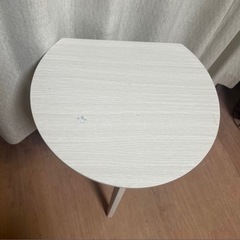 ホワイトサイドテーブルの画像