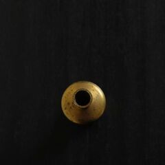 真鍮製の曲線的なデザインの花瓶の画像