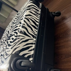 ゼブラ柄スーツケース の画像