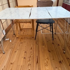ダイニングテーブルセット　椅子2脚
の画像