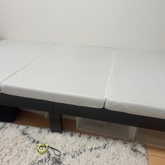 木製シングルベッド(マットレス付き)の画像