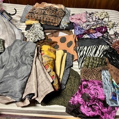シニア向け洋服とスカーフ、ストール沢山まとめての画像