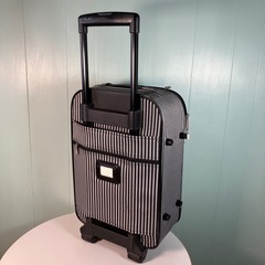 【鍵付き安心！】ボーダーキャリーケース✨の画像