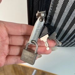 【鍵付き安心！】ボーダーキャリーケース✨の画像