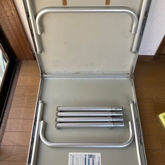 折りたたみテーブルの画像