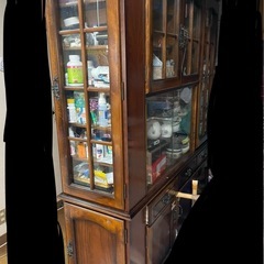 2,000円お渡し致します。食器棚の画像