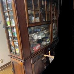 2,000円お渡し致します。食器棚の画像
