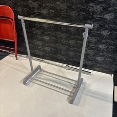 ハンガーラックと全身鏡の画像