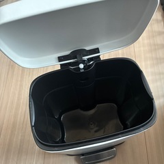 ニトリ　ゴミ箱　ペダルペール　5Lの画像