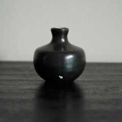 黒い陶器の丸型花瓶の画像