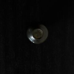 黒い陶器の丸型花瓶の画像