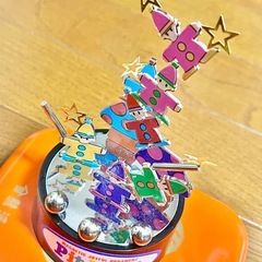 ガラスのツリーと万華鏡と磁石のおもちゃの画像