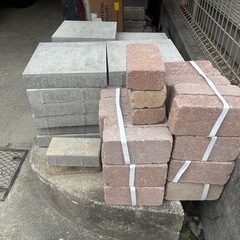 平板とレンガの画像