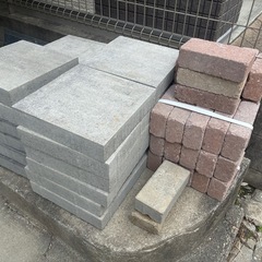 平板とレンガの画像