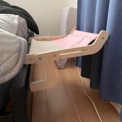 猫の窓にかけるハンモックの画像